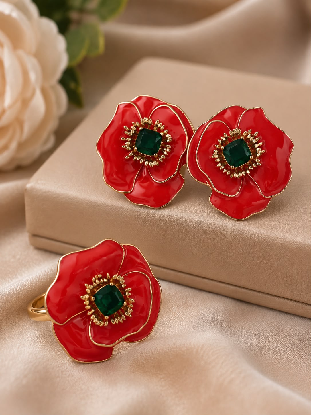 Conjunto de brincos e anel em formato floral vermelho