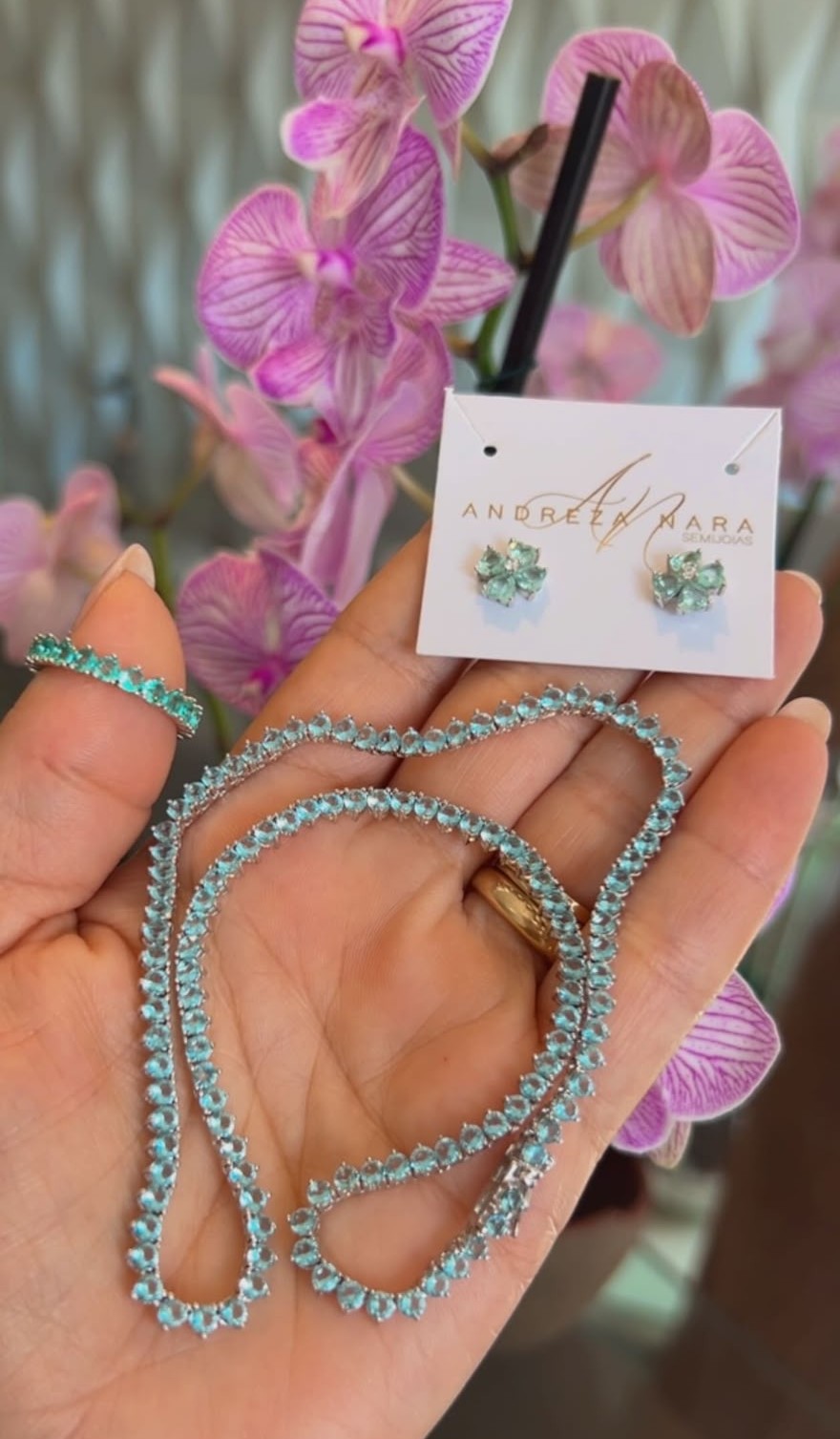 Conjunto de brinco , anel e colar com pedras verdes.