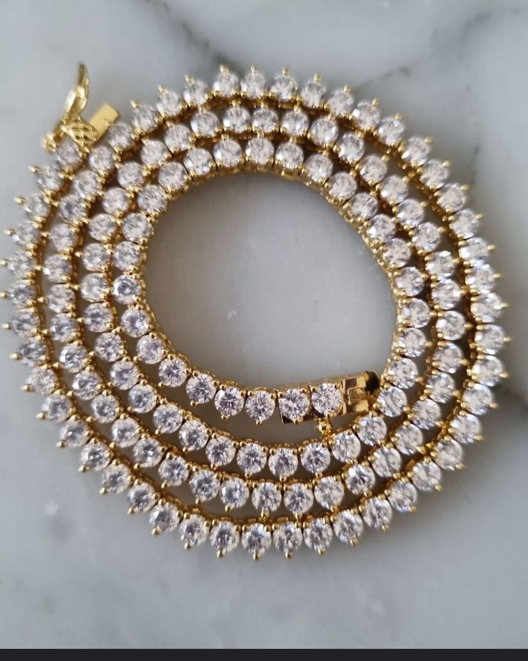 Colar de zircônias em dourado com brilho intenso e acabamento luxuoso