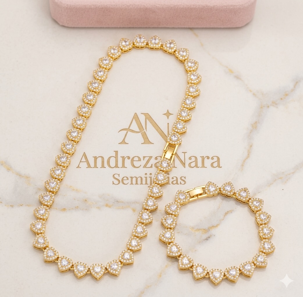 conjunto em formato de coração com uma borda cravejada de mini cristais.